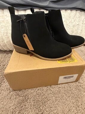 NWT Women's Black Ankle Boots with Side Zip